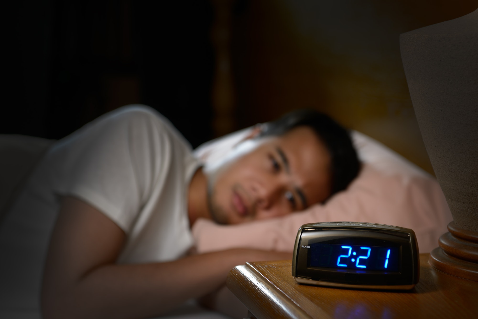 Man med insomnina och sömnproblem